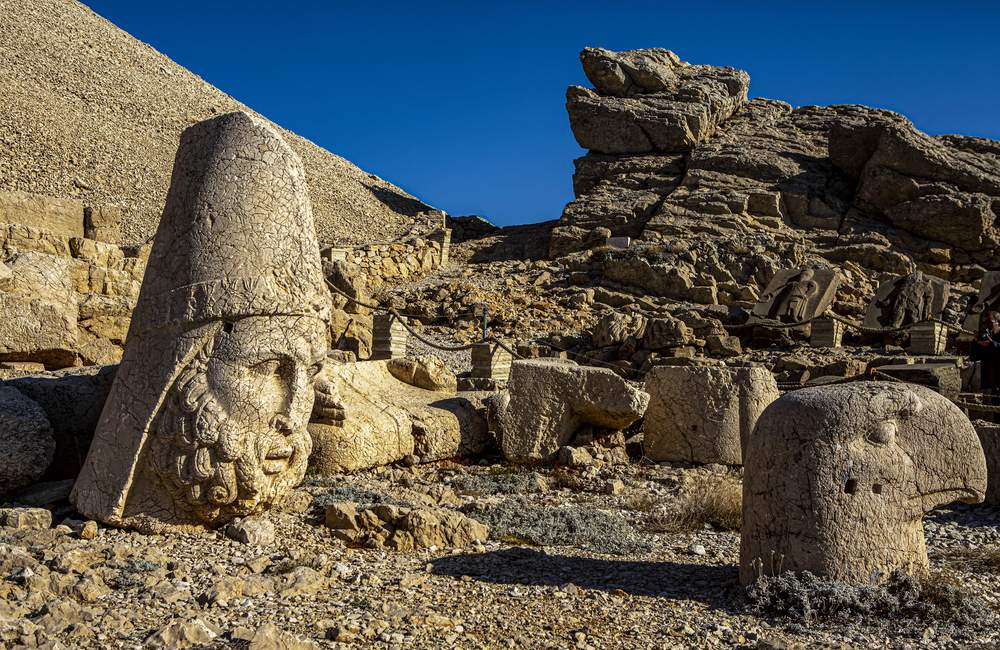 Mount Nemrut Stone Heads at Sunrise in Türkiye